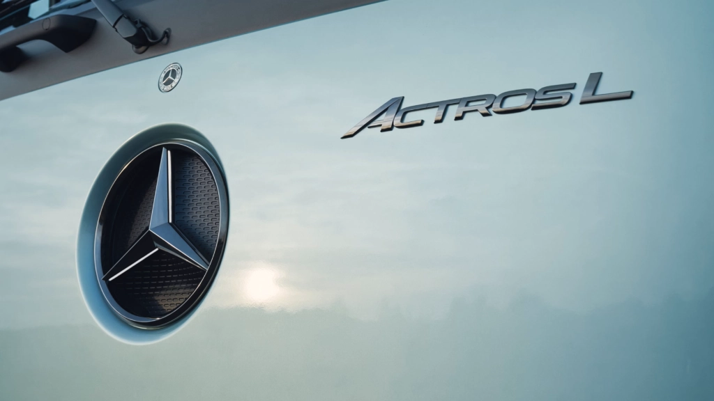 Mercedes-Benz Actros L badge